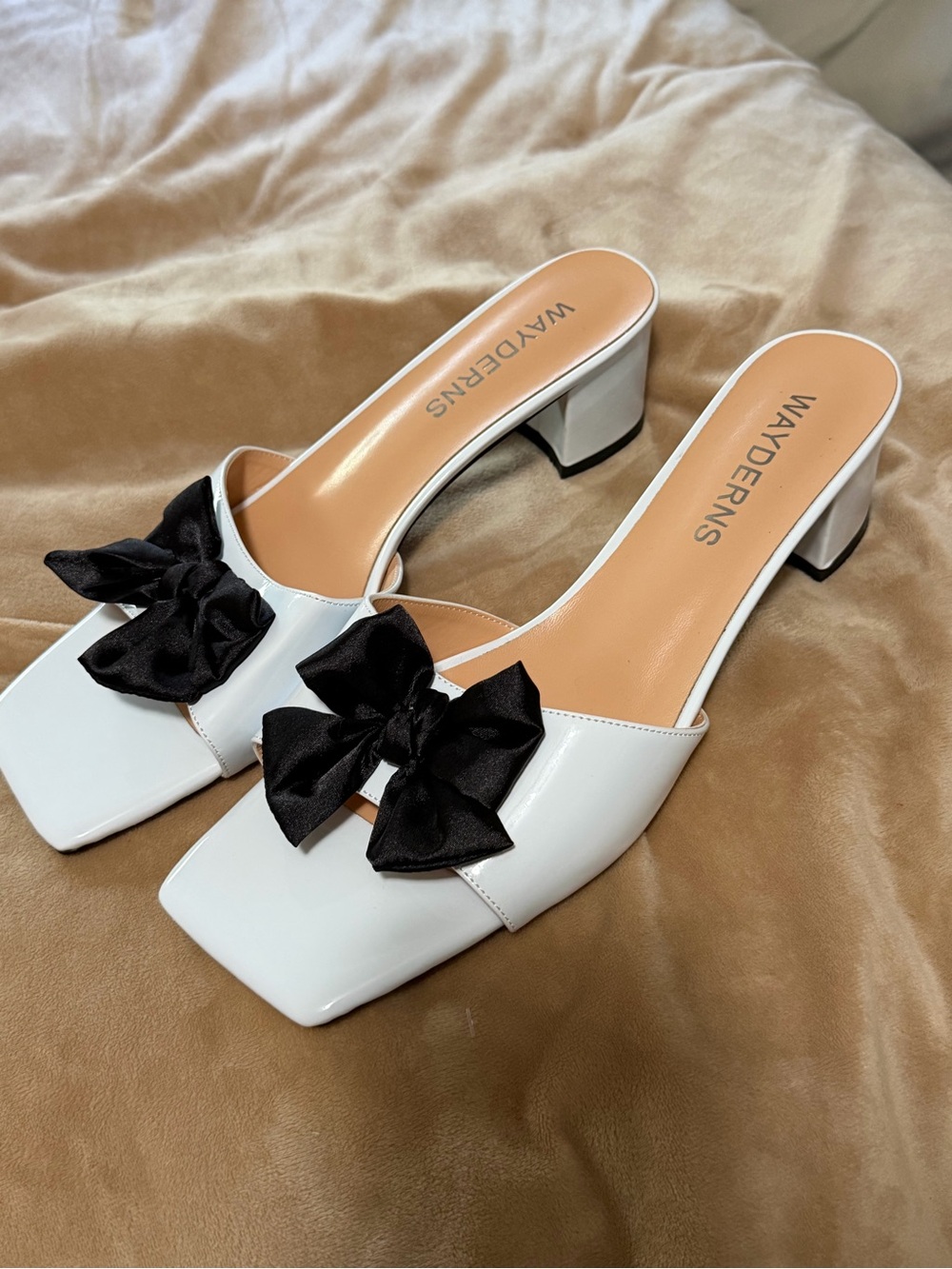 Wayderns White Patent Slide Mules with Black Bow Accents Women’s 13